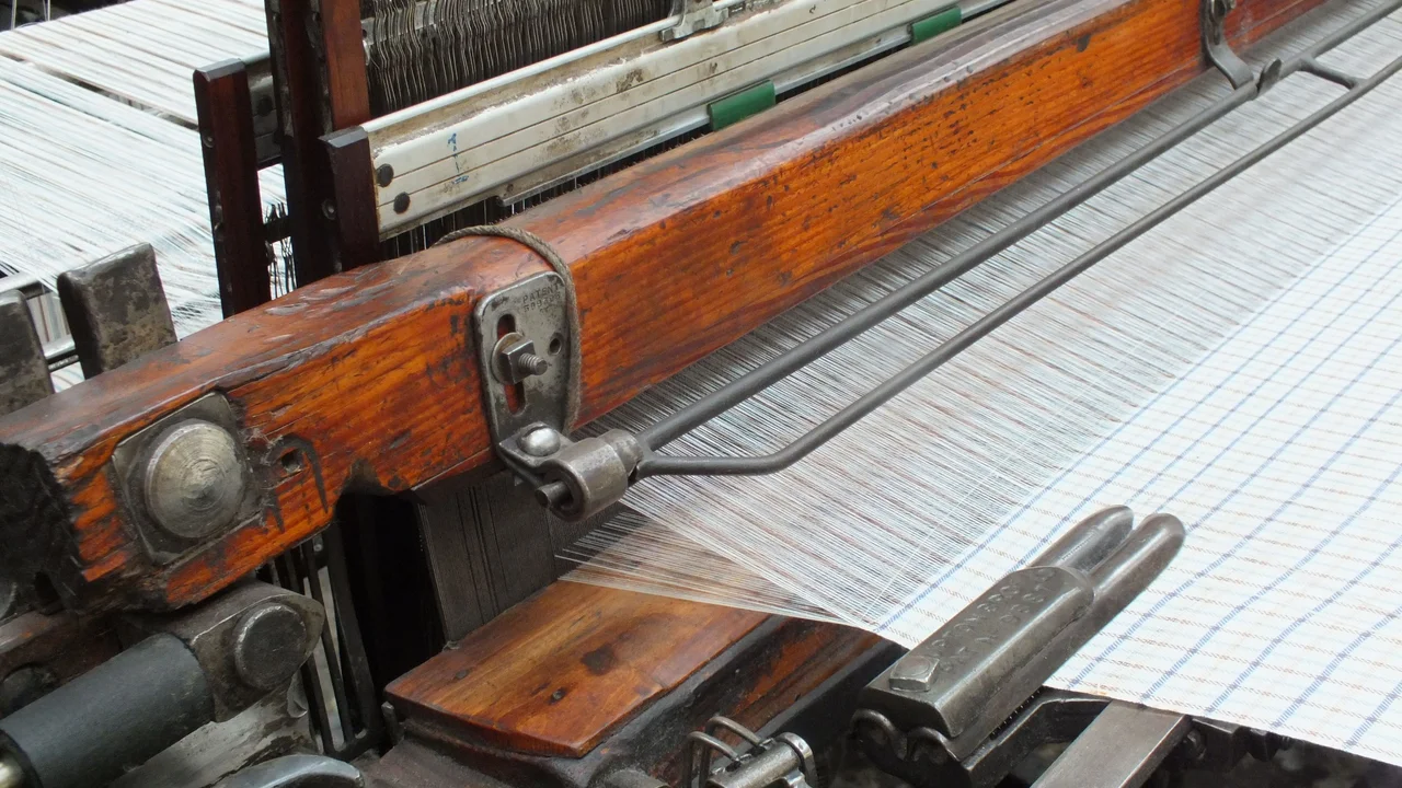 Queen Street Mill'deki John Pilling & Son dokuma tezgâhında dokunan kumaş